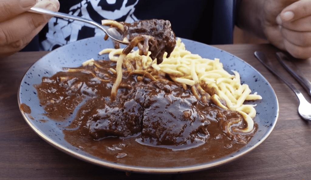 Zartes Ochsenbäckchen mit Spätzle in intensiver Soße

