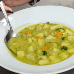 Deftige Erbsensuppe mit frischem Gemüse selber kochen